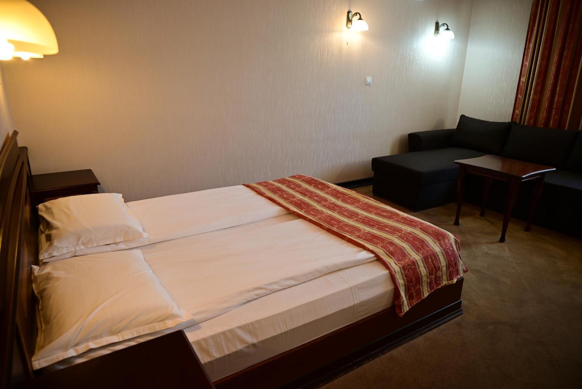 Family Hotel Lazur Кюстендил Экстерьер фото